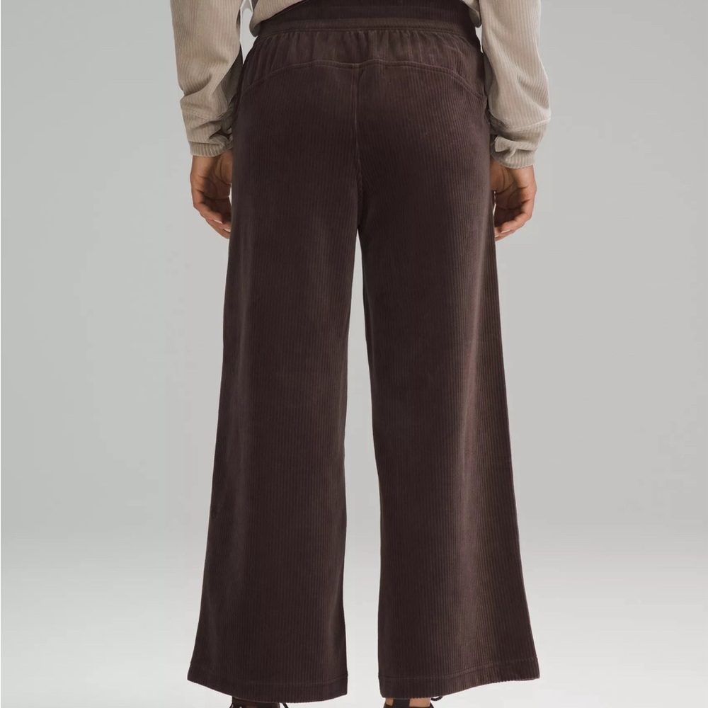 Lululemon - Scuba Mid-Rise Wide-Leg Crop Velvet Cord - Espresso - Picture 3 of 6